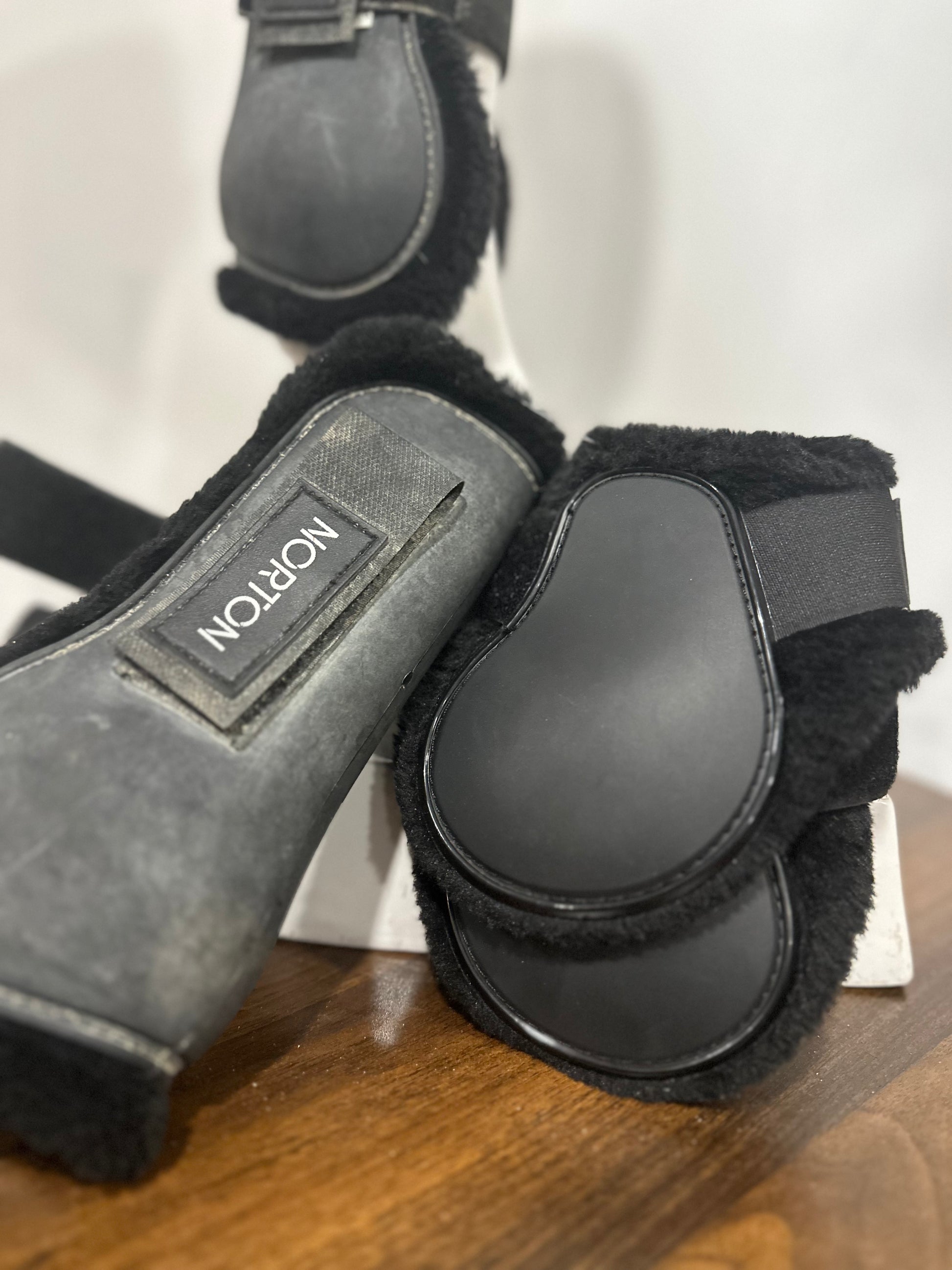 Protections Norton mouton noir Cob